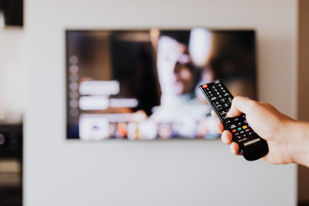 Telewizja światłowodowa czy satelitarna?